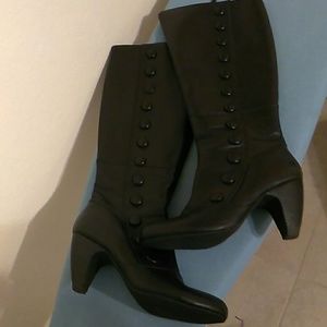 Crown binage boots